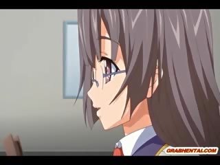 Rondborstig anime studente tittyfucking en slikken sperma