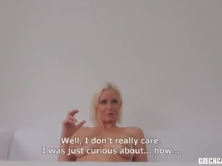 Blondīne jauns sieviete izpaužas fucked par baltie dīvāns