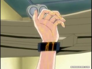 Terriefied animasyon nobya sa cuffs makakakuha ng electicity shocks