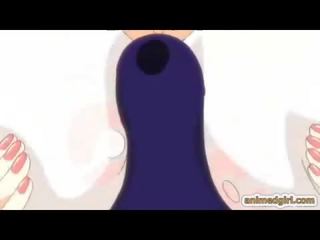 Maudymosi kostiumas hentai ji-vyras gauna dulkinimas papais iki krūtinga anime